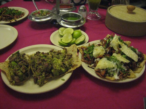 Tacos de pastor y bistec con aguacate